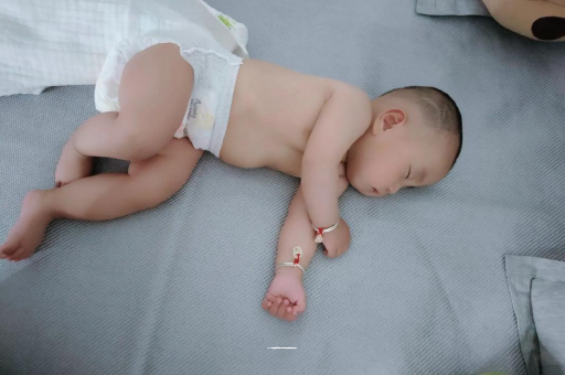 烟台六个月宝宝眼睛散光 烟台六个月宝宝眼睛散光